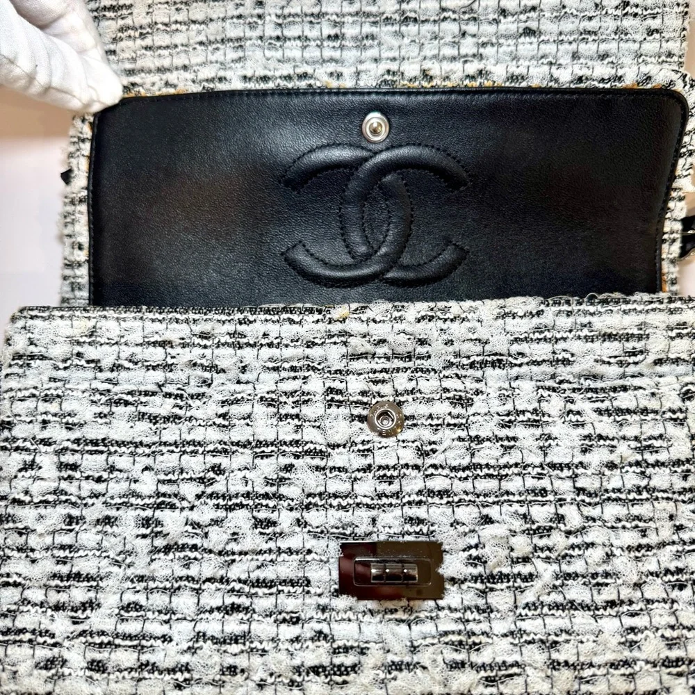 Rare Chanel 2.55 Garden Party CC Logo Charms Flap Bag In White & Black Tweed - Picture 12 of 16